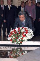 Koizumi visits Australian war memorial